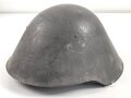 DDR, Stahlhelm der Nationalen Volksarmee, die Glocke datiert 1959, getragenes Stück, ungereinigt, das Moosgummi ausgehärtet und bröselig