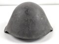 DDR, Stahlhelm der Nationalen Volksarmee, die Glocke datiert 1959, getragenes Stück, ungereinigt, das Moosgummi ausgehärtet und bröselig