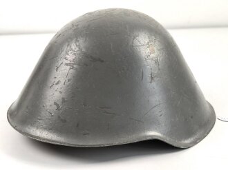 DDR, Stahlhelm der Nationalen Volksarmee, die Glockendatierung nicht lesbar, getragenes Stück, ungereinigt