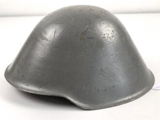 DDR, Stahlhelm der Nationalen Volksarmee, die Glockendatierung nicht lesbar, getragenes Stück, ungereinigt