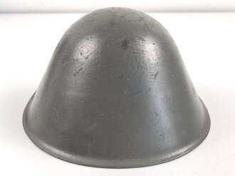 DDR, Stahlhelm der Nationalen Volksarmee, die Glockendatierung nicht lesbar, getragenes Stück, ungereinigt