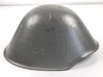 DDR, Stahlhelm der Nationalen Volksarmee, die Glockendatierung nicht lesbar, getragenes Stück, ungereinigt