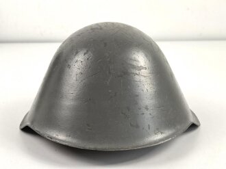 DDR, Stahlhelm der Nationalen Volksarmee, die Glockendatierung nicht lesbar, getragenes Stück, ungereinigt