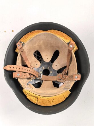 DDR, Stahlhelm der Nationalen Volksarmee, die Glocke datiert 1959, getragenes Stück, ungereinigt, das Moosgummi ausgehärtet und bröselig