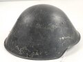 DDR, Stahlhelm der Nationalen Volksarmee, die Glocke datiert 1959, getragenes Stück, ungereinigt, das Moosgummi ausgehärtet und bröselig