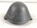 DDR, Stahlhelm der Nationalen Volksarmee, die Glocke datiert 1959, getragenes Stück, ungereinigt, das Moosgummi ausgehärtet und bröselig