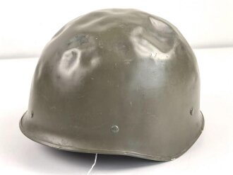 Frankreich Modell 1978 Stahlhelm mit Fallschirmjäger Kinnriemen. Stark getragen, Innenfutterbefestigung defekt