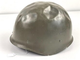 Frankreich Modell 1978 Stahlhelm mit Fallschirmjäger Kinnriemen. Stark getragen, Innenfutterbefestigung defekt