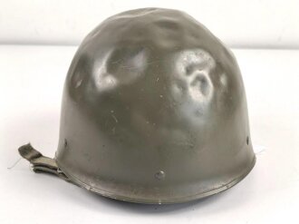 Frankreich Modell 1978 Stahlhelm mit Fallschirmjäger Kinnriemen. Stark getragen, Innenfutterbefestigung defekt