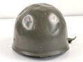 Frankreich Modell 1978 Stahlhelm mit Fallschirmjäger Kinnriemen. Stark getragen, Innenfutterbefestigung defekt