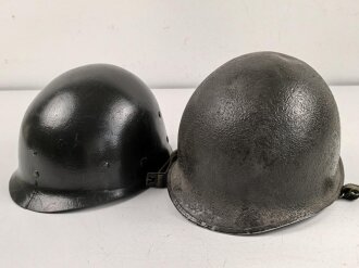 U.S. Army WWII Stahlhelm. Nach dem Krieg bei der U.S. Armee weitergetragen und im Zuge dessen mit frischem Lack, Schweißleder und vermutlich neuerem Kinnriemen versehen. Ungereinigt