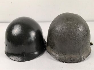 U.S. Army WWII Stahlhelm. Nach dem Krieg bei der U.S. Armee weitergetragen und im Zuge dessen mit frischem Lack, Schweißleder und vermutlich neuerem Kinnriemen versehen. Ungereinigt