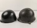 U.S. Army WWII Stahlhelm. Nach dem Krieg bei der U.S. Armee weitergetragen und im Zuge dessen mit frischem Lack, Schweißleder und vermutlich neuerem Kinnriemen versehen. Ungereinigt