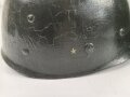 U.S. Army WWII Stahlhelm. Nach dem Krieg bei der U.S. Armee weitergetragen und im Zuge dessen mit frischem Lack, Schweißleder und vermutlich neuerem Kinnriemen versehen. Ungereinigt