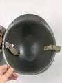 U.S. Army WWII Stahlhelm. Nach dem Krieg bei der U.S. Armee weitergetragen und im Zuge dessen mit frischem Lack, Schweißleder und vermutlich neuerem Kinnriemen versehen. Ungereinigt