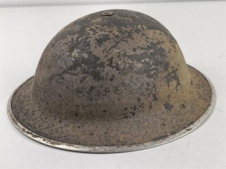 Großbritannien, Stahlhelm höchstwahrscheinlich aus der zeit des 2.Weltkrieg, die Stempel leider nicht lesbar. Originallack, ungereinigtes Stück