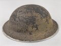 Großbritannien, Stahlhelm höchstwahrscheinlich aus der zeit des 2.Weltkrieg, die Stempel leider nicht lesbar. Originallack, ungereinigtes Stück