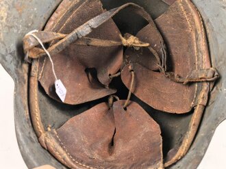 Spanien, Stahlhelm Modell 1926. Ungereinigtes Stück , in Teilen überlackiert