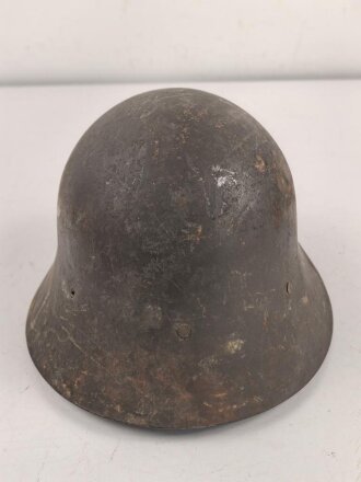 Spanien, Stahlhelm Modell 1926. Ungereinigtes Stück , in Teilen überlackiert