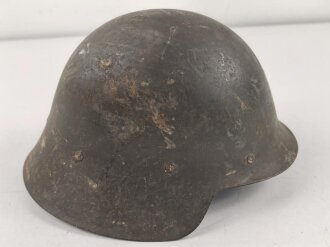 Spanien, Stahlhelm Modell 1926. Ungereinigtes Stück , in Teilen überlackiert