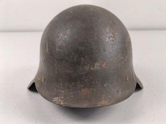 Spanien, Stahlhelm Modell 1926. Ungereinigtes Stück , in Teilen überlackiert