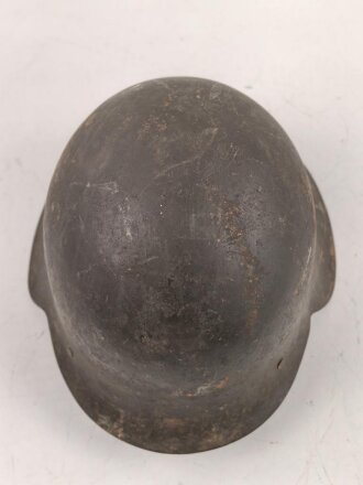 Spanien, Stahlhelm Modell 1926. Ungereinigtes Stück , in Teilen überlackiert