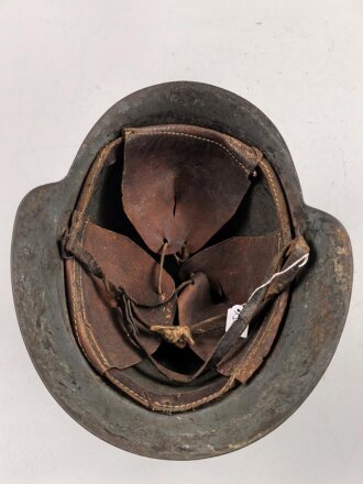 Spanien, Stahlhelm Modell 1926. Ungereinigtes Stück , in Teilen überlackiert