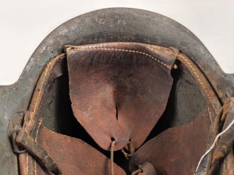 Spanien, Stahlhelm Modell 1926. Ungereinigtes Stück , in Teilen überlackiert