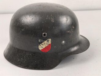 Stahlhelmglocke Wehrmacht Modell 1935. In der Zeit überlackiertes Stück, darunter Originallack. SE64. handgemaltes Abzeichen des griechischen Widerstands ?