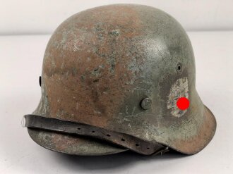 Heer, Stahlhelm Modell 1942. Durch die originale Tarnlackierung keine Grössenstempelung zu erkennen, das original verbaute Innenfutter in Grösse 55