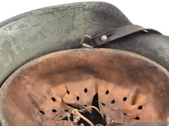 Heer, Stahlhelm Modell 1942. Durch die originale Tarnlackierung keine Grössenstempelung zu erkennen, das original verbaute Innenfutter in Grösse 55