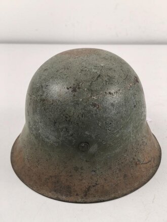 Heer, Stahlhelm Modell 1942. Durch die originale Tarnlackierung keine Grössenstempelung zu erkennen, das original verbaute Innenfutter in Grösse 55