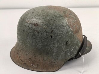 Heer, Stahlhelm Modell 1942. Durch die originale Tarnlackierung keine Grössenstempelung zu erkennen, das original verbaute Innenfutter in Grösse 55