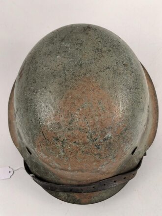 Heer, Stahlhelm Modell 1942. Durch die originale Tarnlackierung keine Grössenstempelung zu erkennen, das original verbaute Innenfutter in Grösse 55