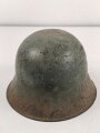 Heer, Stahlhelm Modell 1942. Durch die originale Tarnlackierung keine Grössenstempelung zu erkennen, das original verbaute Innenfutter in Grösse 55