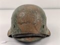 Heer, Stahlhelm Modell 1942. Durch die originale Tarnlackierung keine Grössenstempelung zu erkennen, das original verbaute Innenfutter in Grösse 55