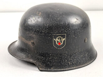 Feuerwehr III.Reich, Stahlhelm mit beiden Abzeichen. Originallack, ungereinigtes Stück