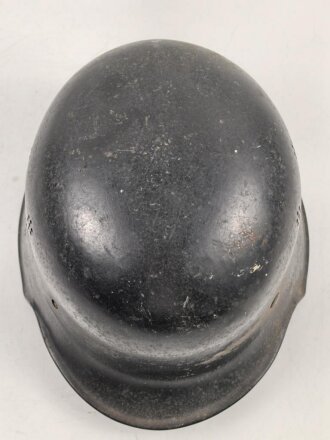 Feuerwehr III.Reich, Stahlhelm mit beiden Abzeichen. Originallack, ungereinigtes Stück