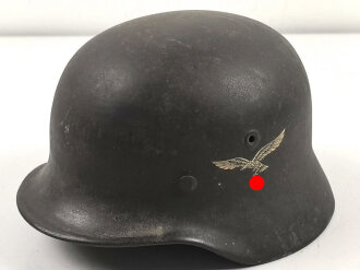 Luftwaffe, Stahlhelm Modell 1940 mit einem Abzeichen....