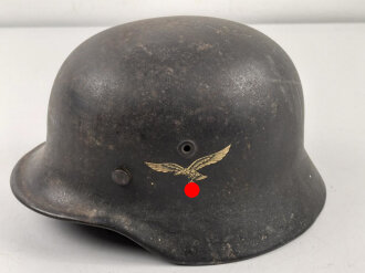 Luftwaffe, Stahlhelm Modell 1940 mit einem Abzeichen. Originallack, EF64, der Innenfutterring vermutlich ursprünglich nicht zugehörig