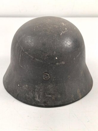 Luftwaffe, Stahlhelm Modell 1940 mit einem Abzeichen. Originallack, EF64, der Innenfutterring vermutlich ursprünglich nicht zugehörig