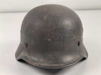 Luftwaffe, Stahlhelm Modell 1940 mit einem Abzeichen. Originallack, EF64, der Innenfutterring vermutlich ursprünglich nicht zugehörig