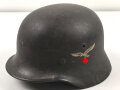 Luftwaffe, Stahlhelm Modell 1940 mit einem Abzeichen. Originallack, EF64, der Innenfutterring vermutlich ursprünglich nicht zugehörig