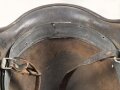 Luftwaffe, Stahlhelm Modell 1940 mit einem Abzeichen. Originallack, EF64, der Innenfutterring vermutlich ursprünglich nicht zugehörig