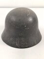 Luftwaffe, Stahlhelm Modell 1940 mit einem Abzeichen. Originallack, EF64, der Innenfutterring vermutlich ursprünglich nicht zugehörig