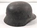 Luftwaffe, Stahlhelm Modell 1940 mit einem Abzeichen. Originallack, EF64, der Innenfutterring vermutlich ursprünglich nicht zugehörig