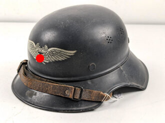 Luftschutz Stahlhelm. Zusammengehörig, in allen Teilen Original. Französisches Beutefutter verbaut. Ungereingtes Stück