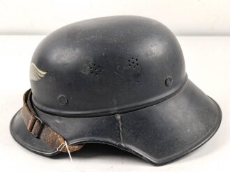 Luftschutz Stahlhelm. Zusammengehörig, in allen Teilen Original. Französisches Beutefutter verbaut. Ungereingtes Stück