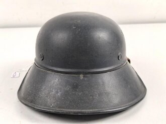 Luftschutz Stahlhelm. Zusammengehörig, in allen Teilen Original. Französisches Beutefutter verbaut. Ungereingtes Stück