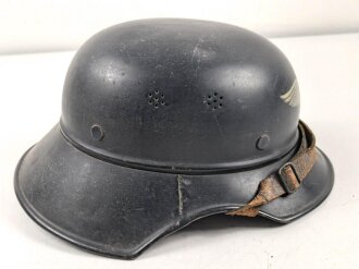 Luftschutz Stahlhelm. Zusammengehörig, in allen Teilen Original. Französisches Beutefutter verbaut. Ungereingtes Stück